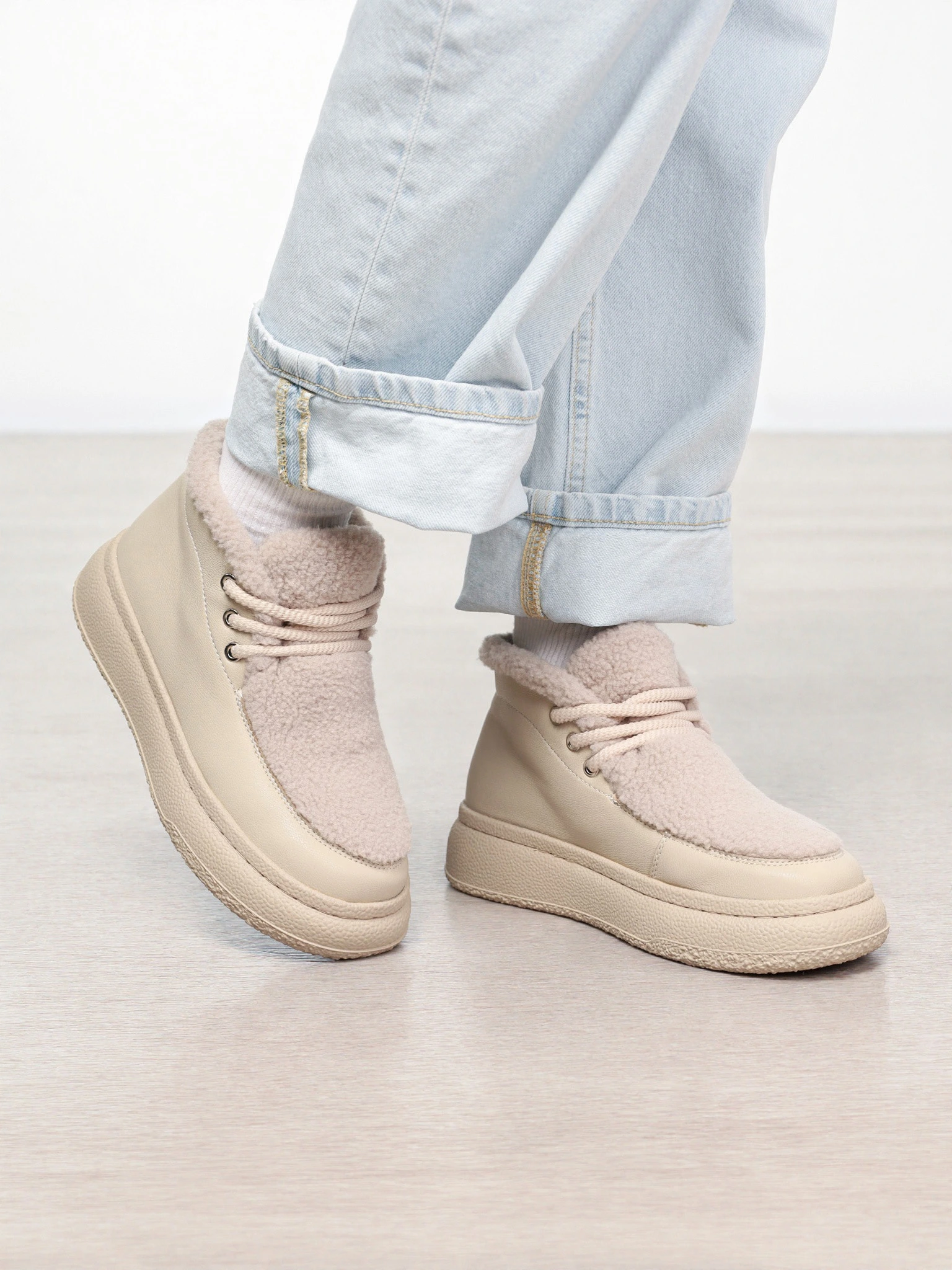 Ботинки комбинированные бежевого цвета на средней платформе